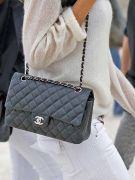 Дамская сумочка от Chanel на плече