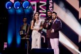 Стивен Сигал и Анна Калашникова вручают награду Тимуру Родригезу
